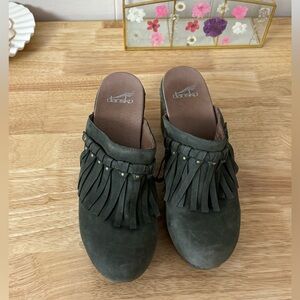 Dansko Leather Clogs Mules Size 40 In Dark Green Tassel Fringe Detail Boho Chic